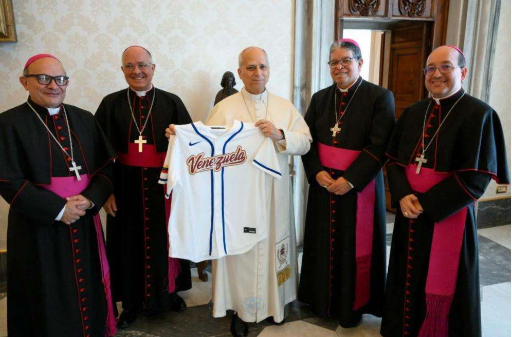 ​Del Clásico Mundial al Vaticano: La camiseta de Venezuela conquista al Papa León XIV