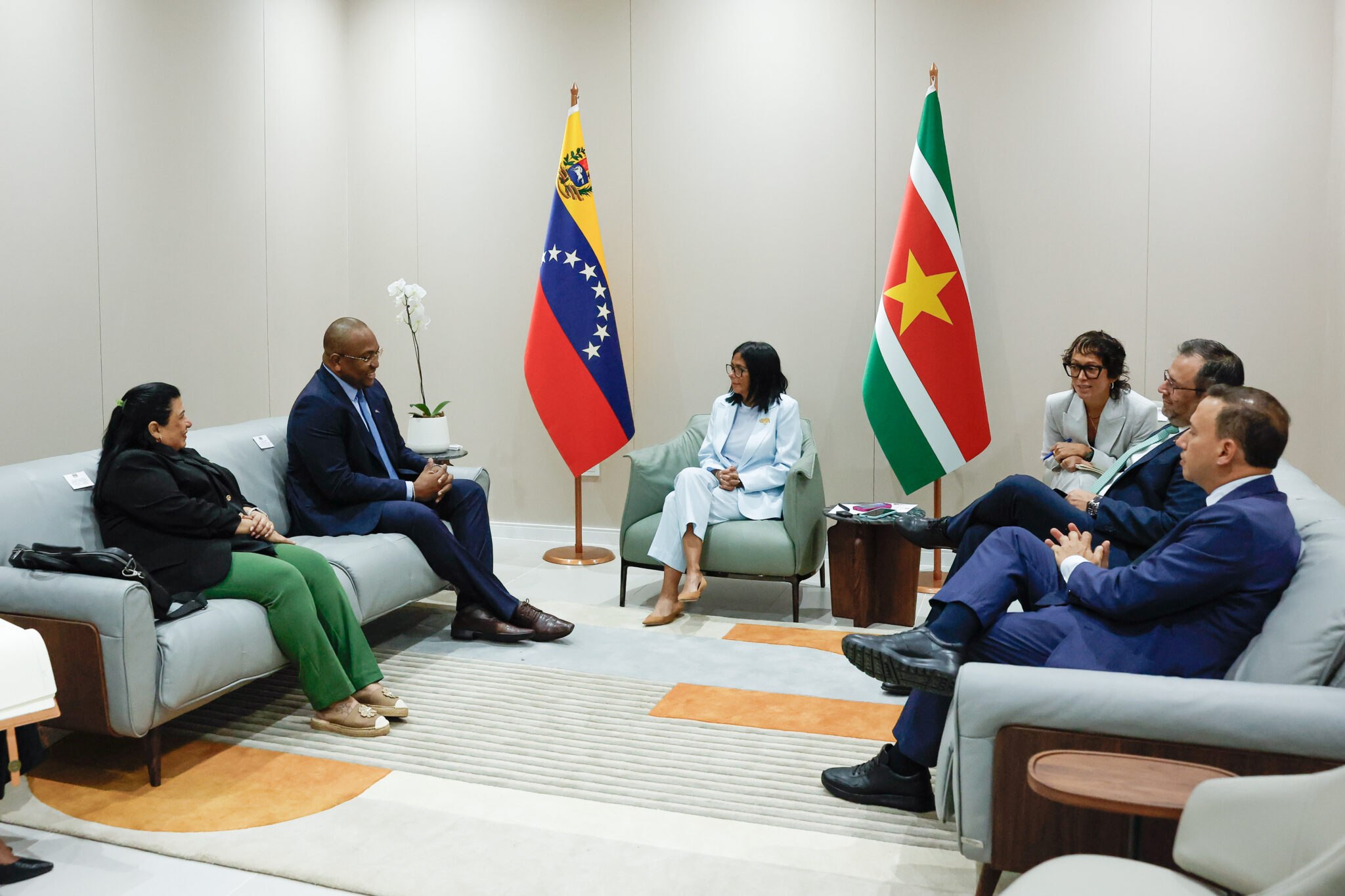 Venezuela y Surinam fortalecen integración regional y anuncian nuevas rutas aéreas y acuerdos estratégicos