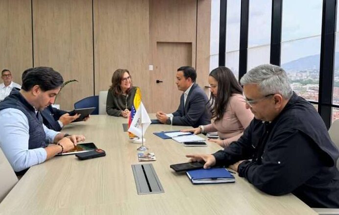 Ministros definen cuatro ejes para la economía