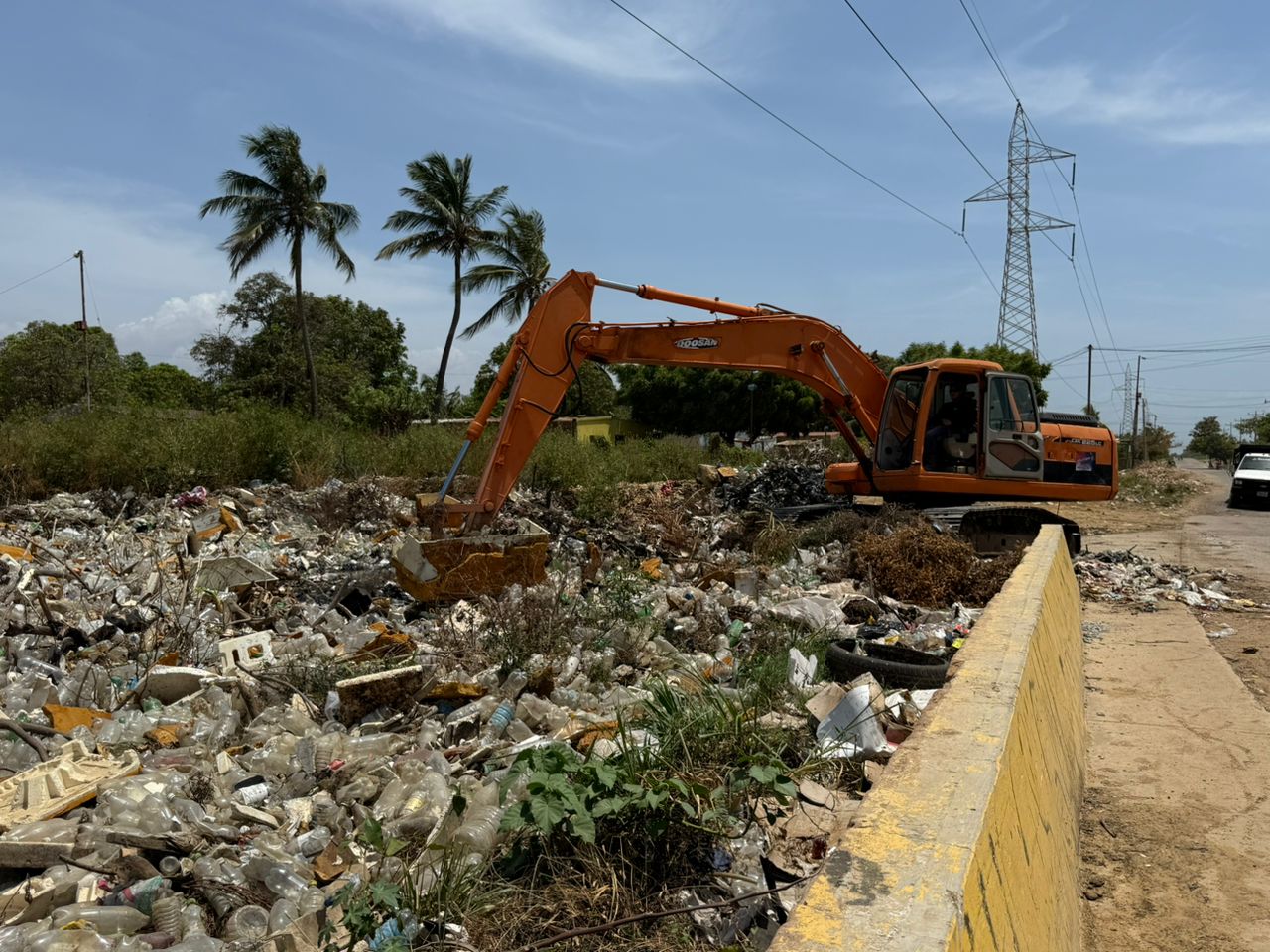 Alcalde de Maracaibo limpia cañadas ante las lluvias