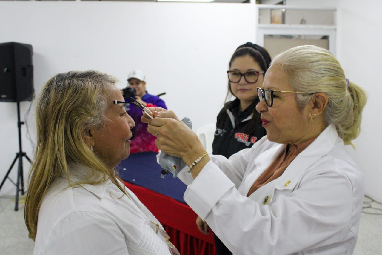 Alcaldía de Maracaibo entrega lentes a 130 trabajadores
