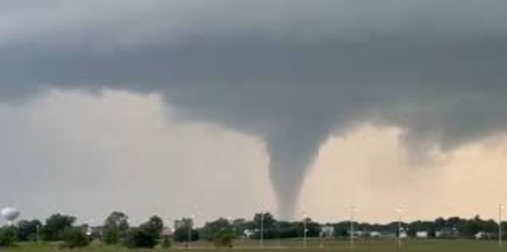 ¿Qué dejaron los tornados en Missouri e Illinois?