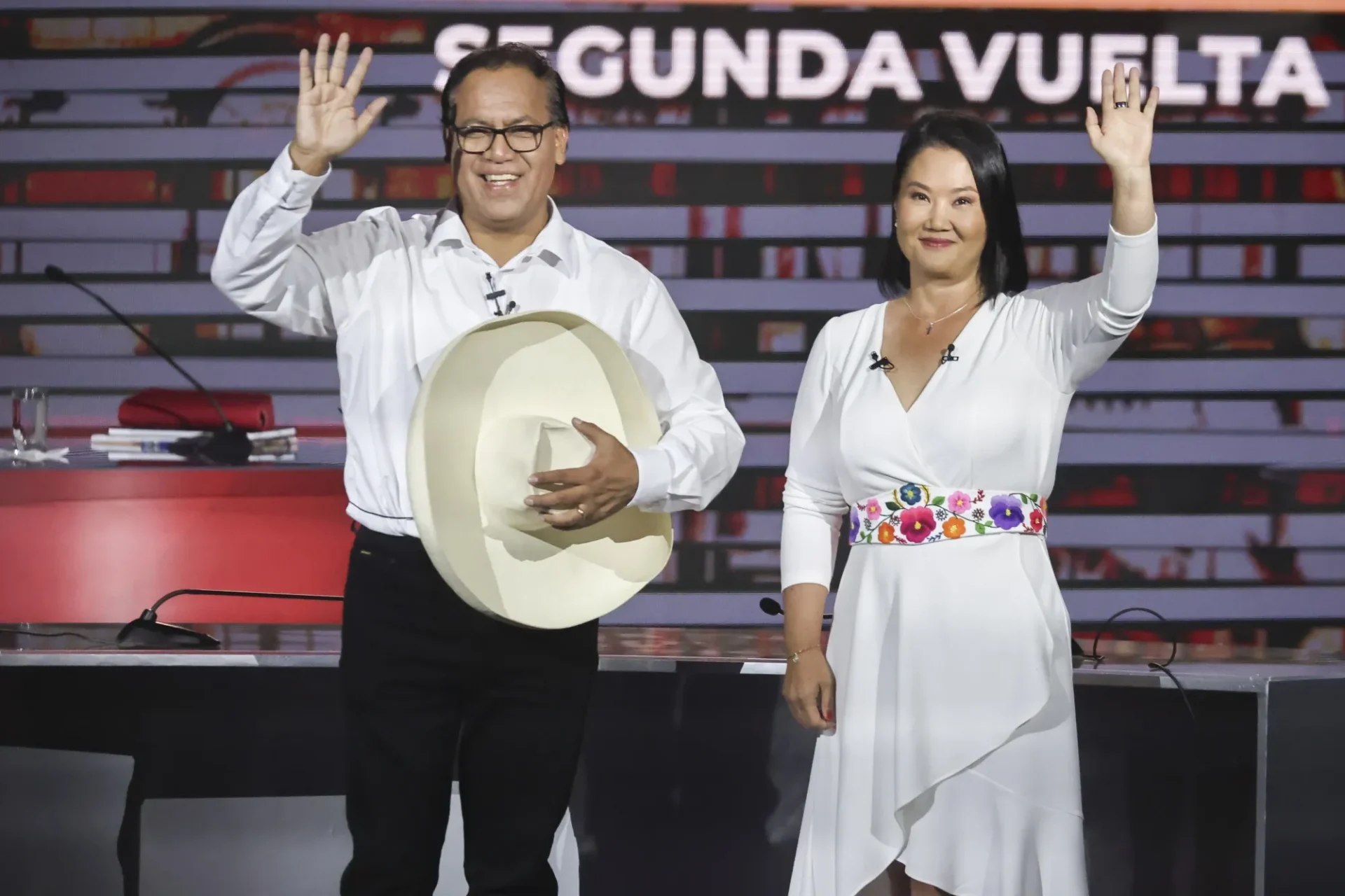 Sánchez aventaja a Fujimori en un cierre electoral de alta tensión