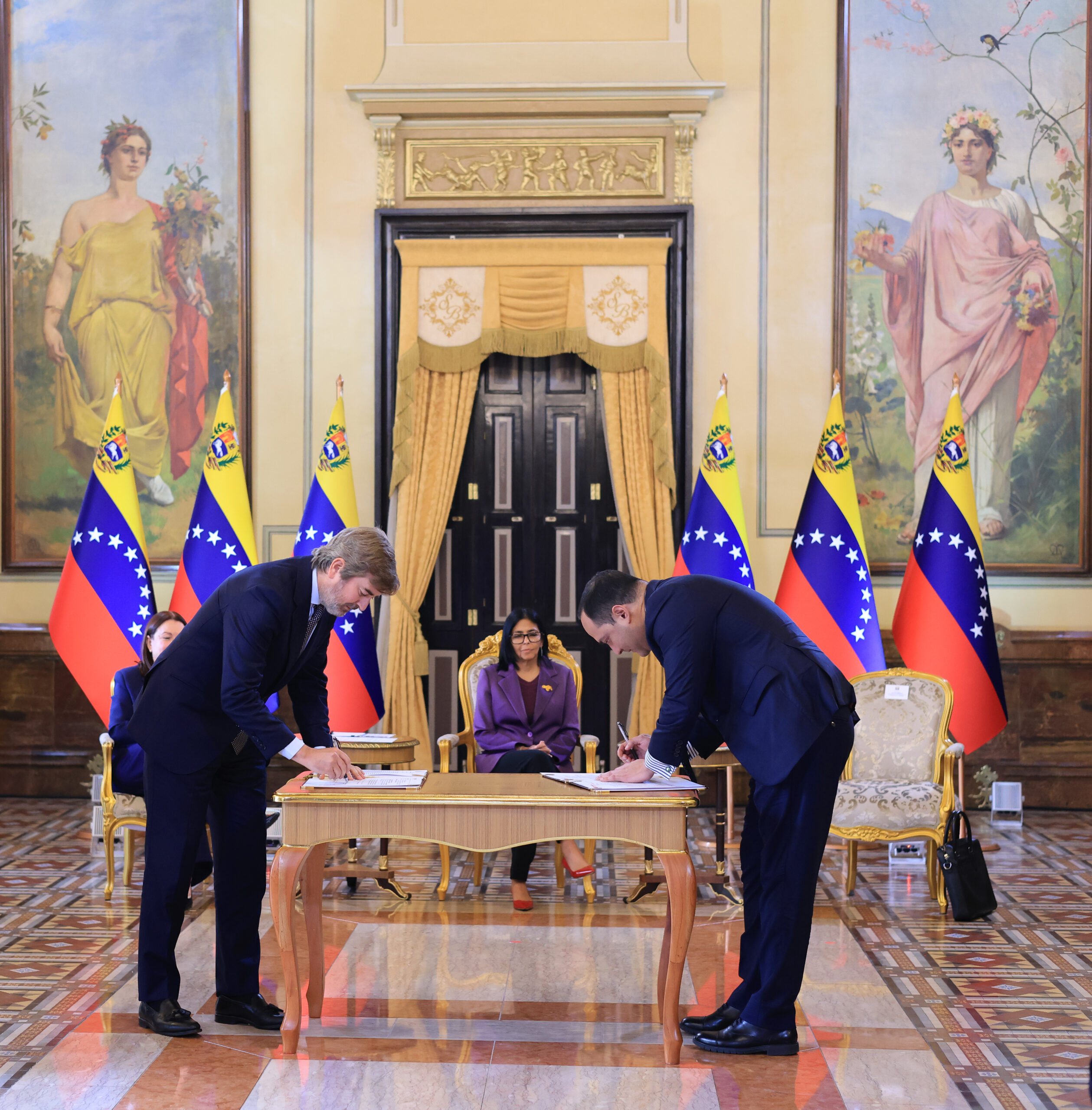 ​El acuerdo del día: ¿Qué firmaron hoy el Gobierno y Repsol en el Palacio de Miraflores?