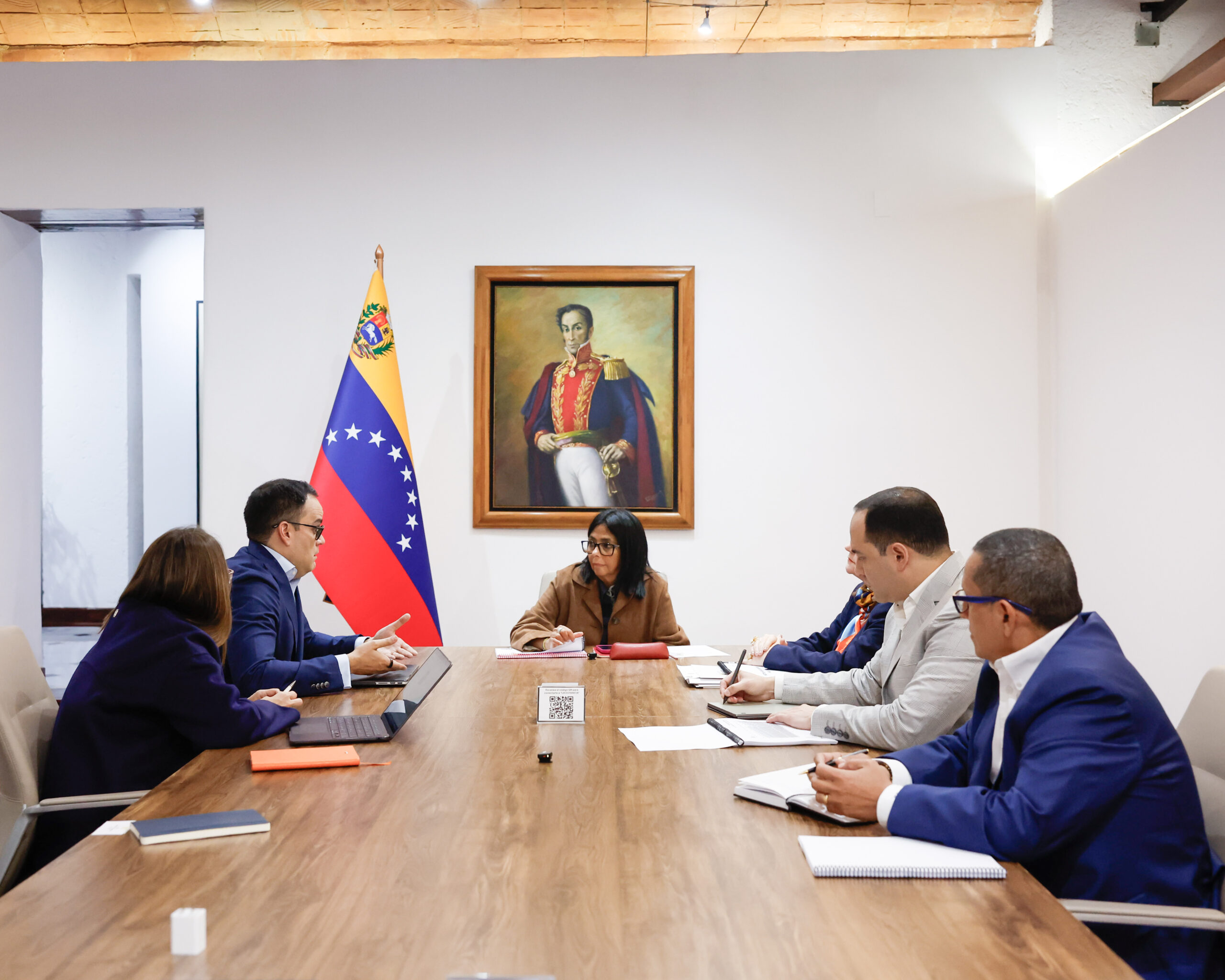 Delcy Rodríguez reune a su equipo económico