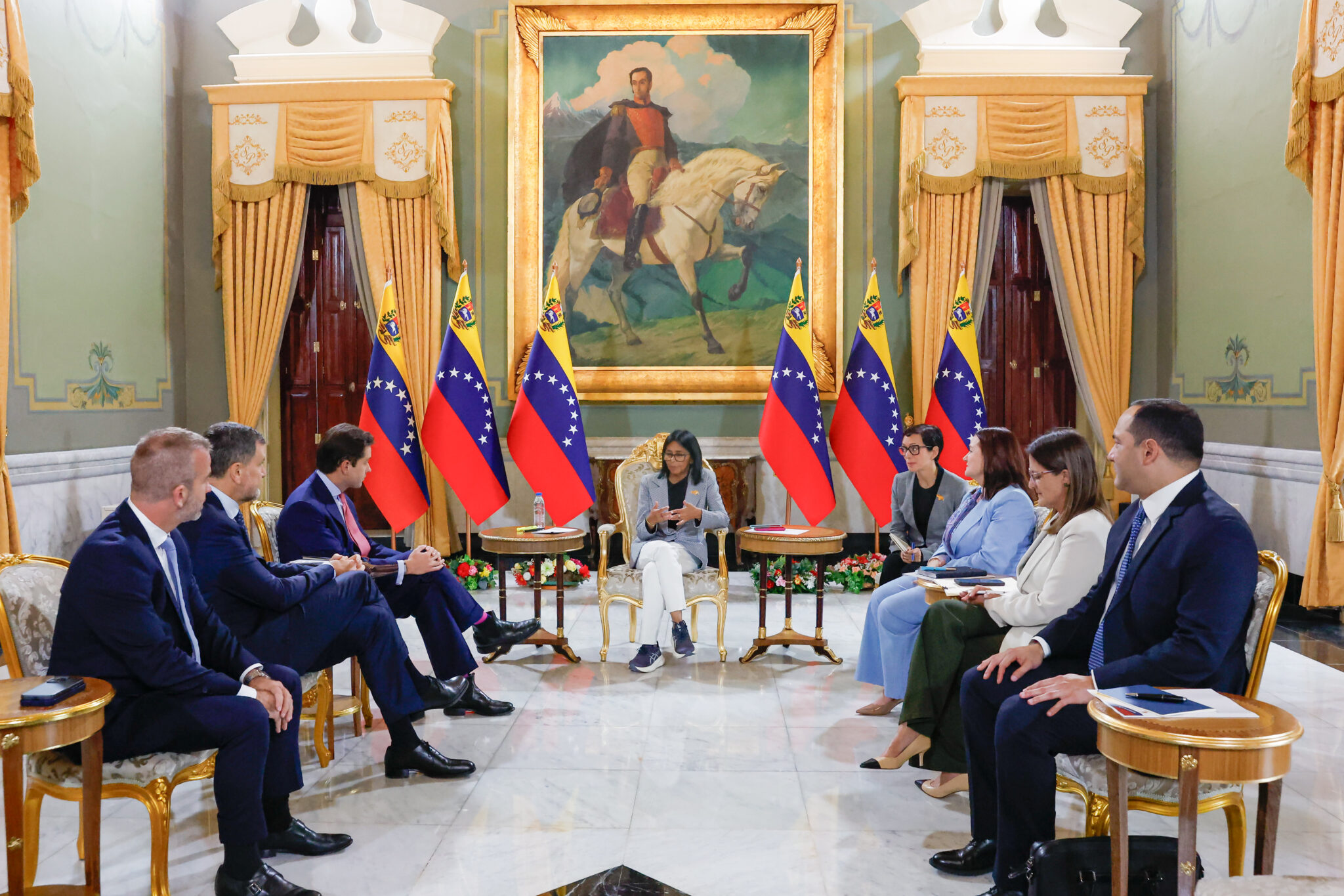 Delcy Rodríguez y Trafigura sostienen reunión estratégica