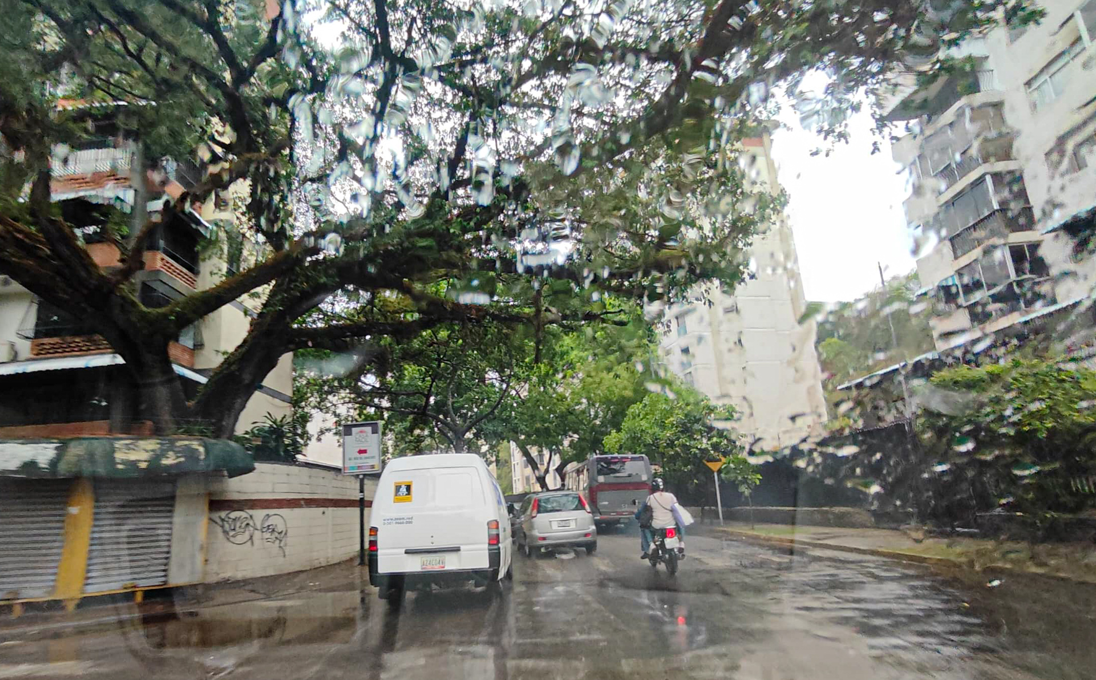 Lluvias y descargas eléctricas todo este lunes