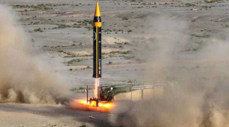 Irán lanza misiles contra base militar de EE.UU.
