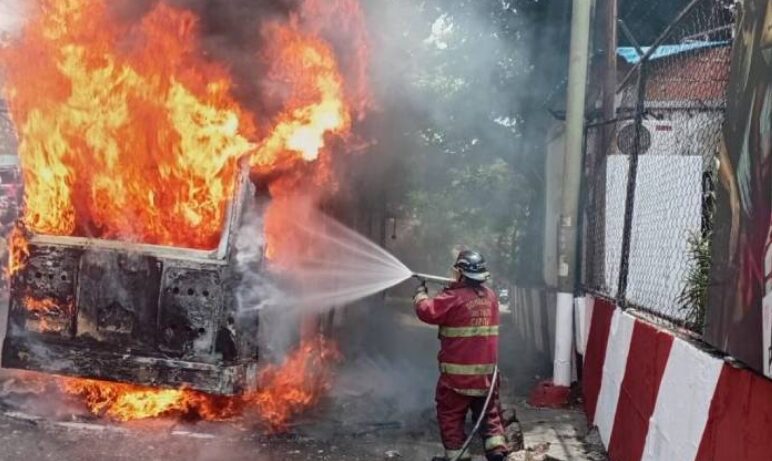 Bomberos sofocan incendio de autobús en el 23 de Enero
