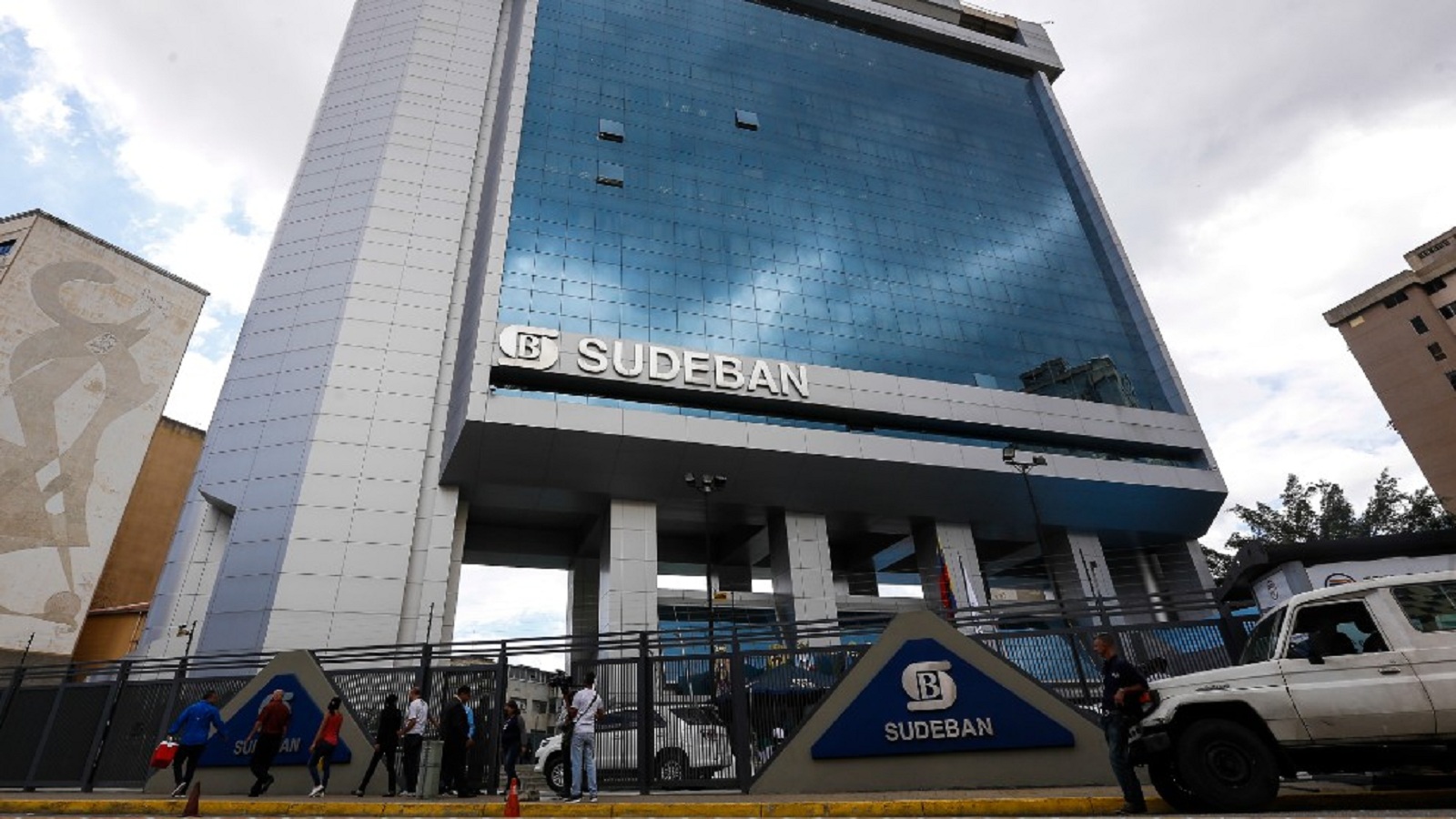 Sudeban declara lunes bancario