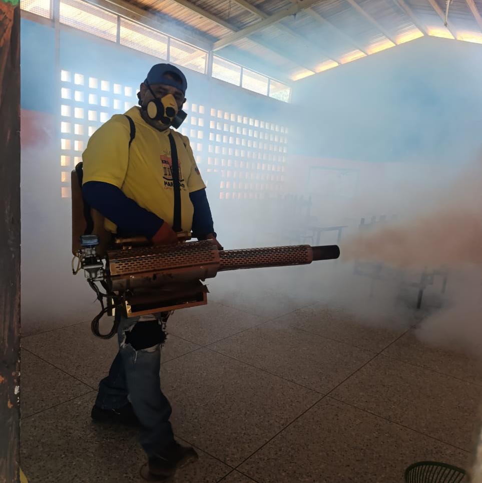 Fumigación antimosquitos: Alcaldía de Maracaibo protege a 7 escuelas para frenar criaderos