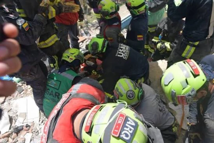 Hermandad en la emergencia: rescatistas colombianos salvan vidas en La Guaira