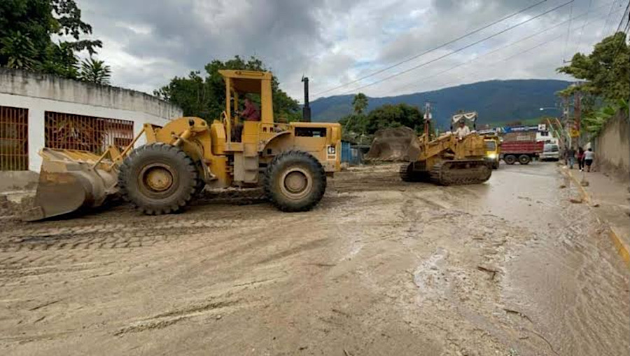 ​¡Refuerzo vital en La Guaira! Llega maquinaria pesada para intensificar el rescate