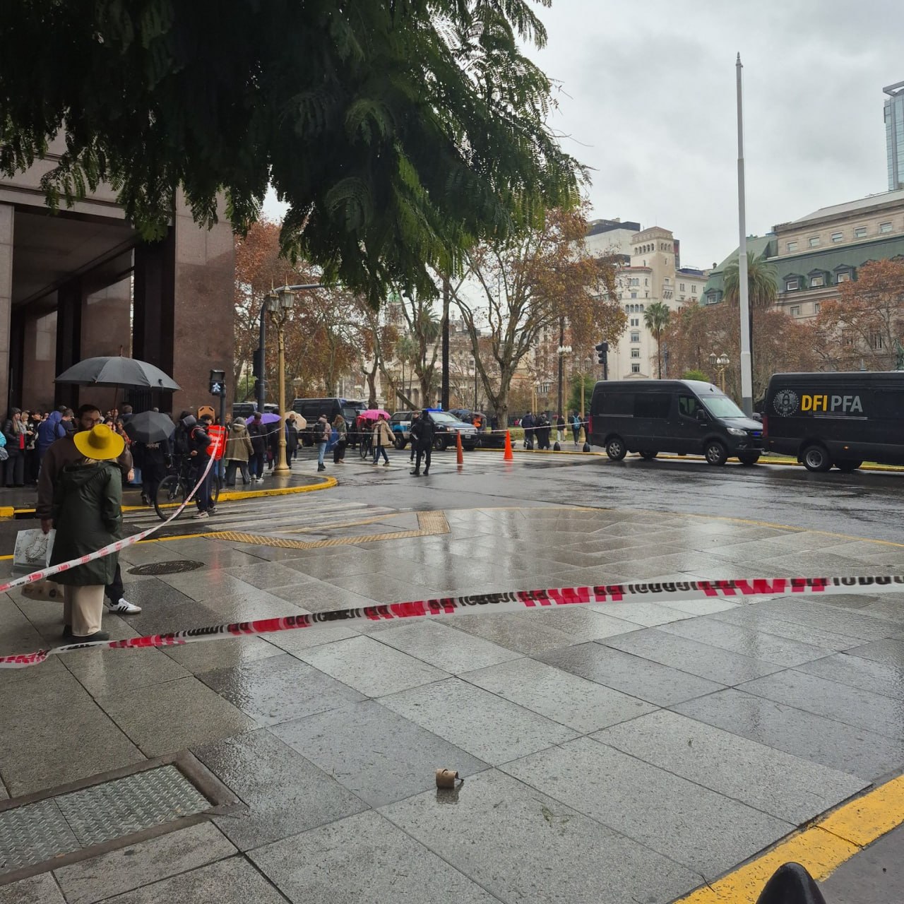 Tensión en Argentina: Evacúan el Ministerio de Economía por amenaza de bomba