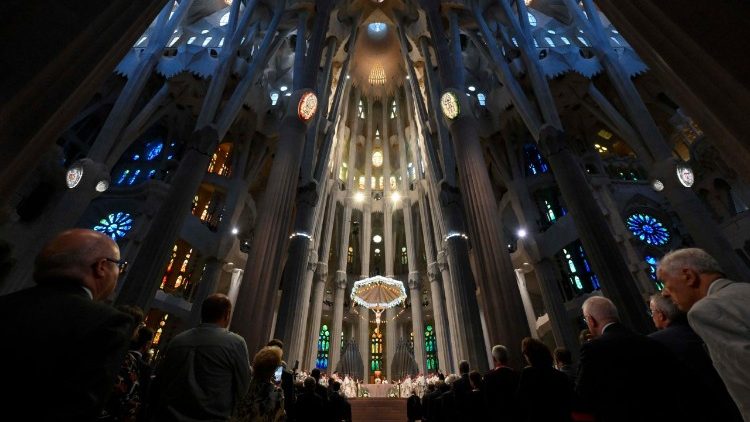 Inauguraron torre de Jesucristo de la Sagrada Familia 100 años después