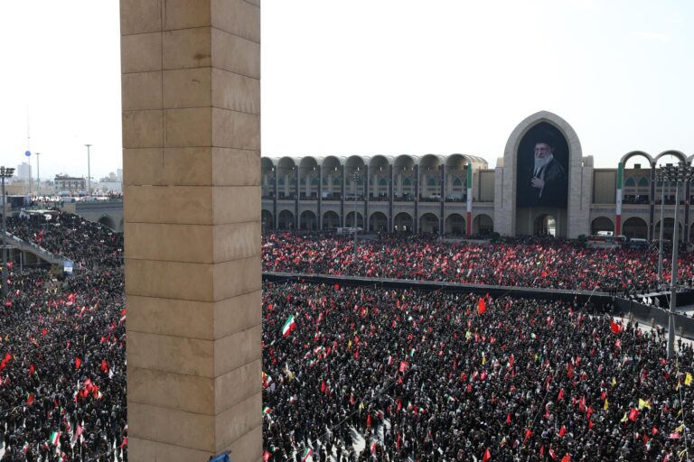Multitudes despiden a Jamenei en Teherán