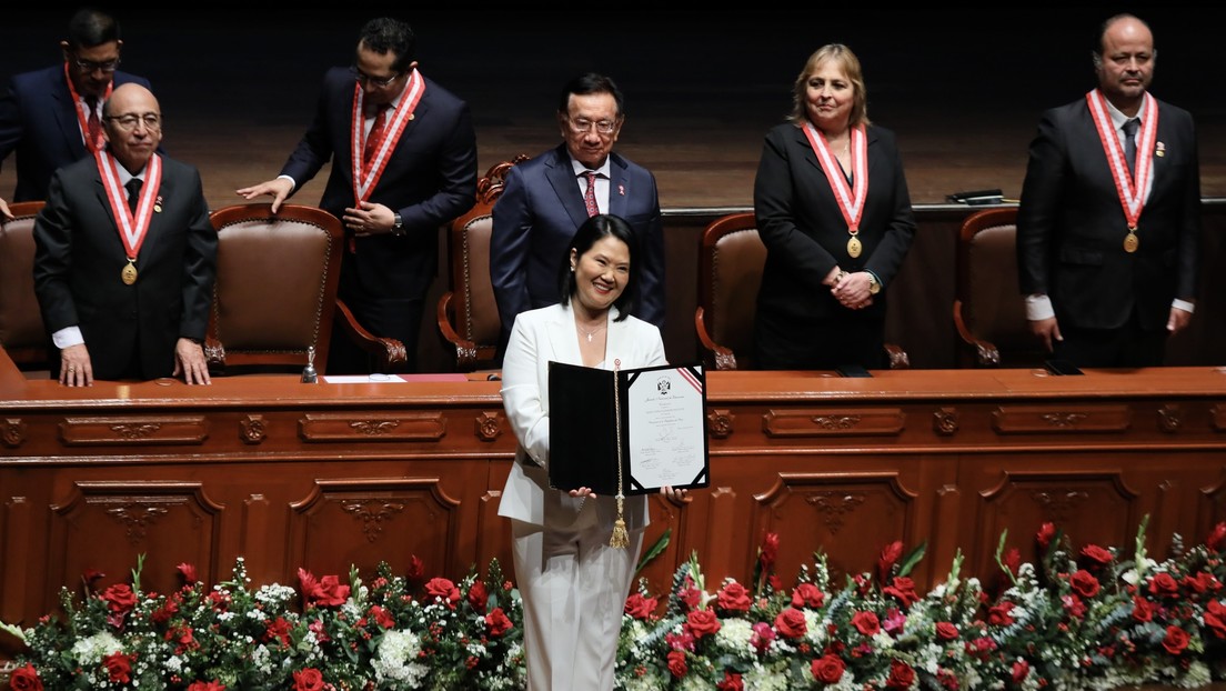 Keiko Fujimori asume la presidencia de Perú con divisiones