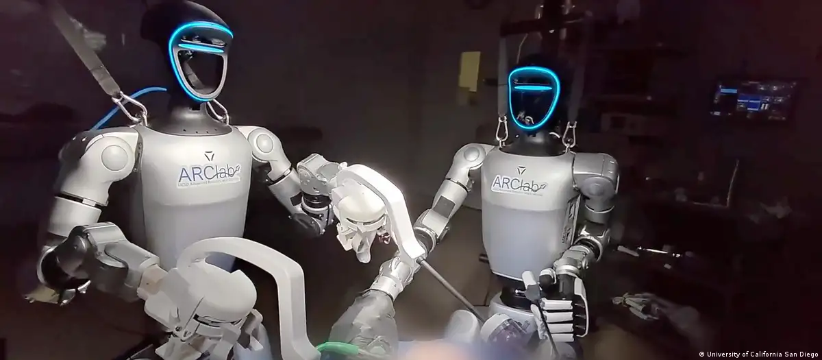 Robots humanoides operan a un cerdo vivo