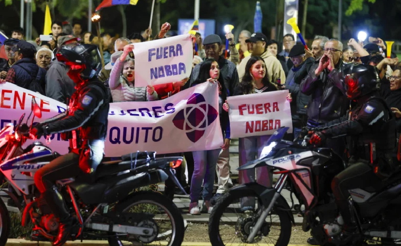 Opositores protestan y exigen revocatoria a Noboa