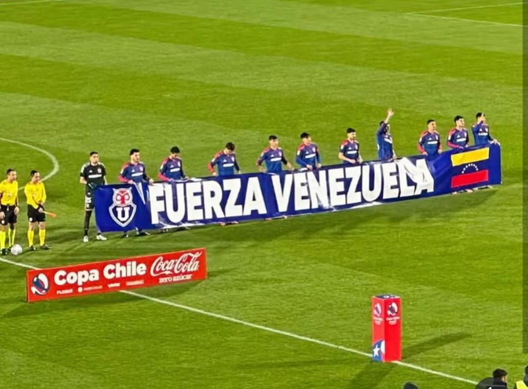 Equipo de fútbol de la Universidad de Chile despliega cartel: «¡Fuerza Venezuela!»