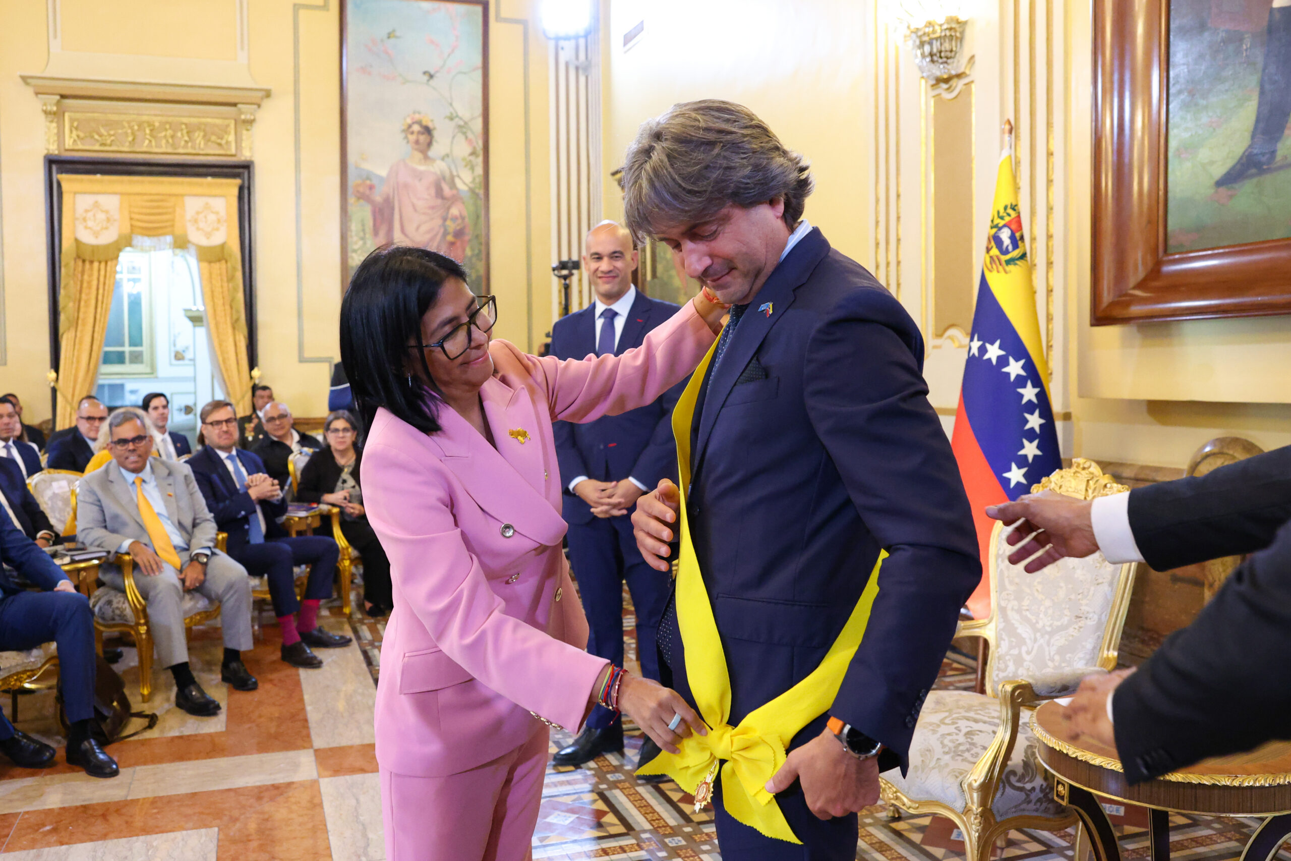Presidenta Delcy Rodríguez condecora a Gianluca Rampolla y activa plan multilateral