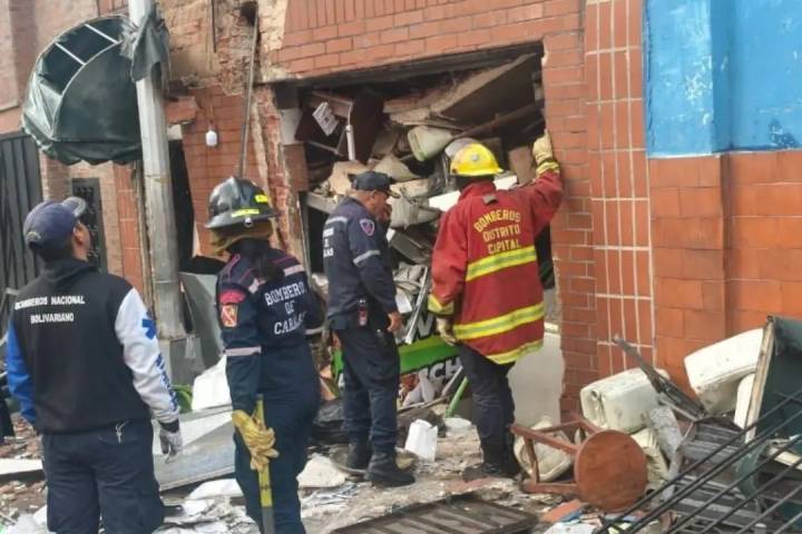 Pánico en la avenida Victoria: bomberos atienden emergencia por explosión de gas