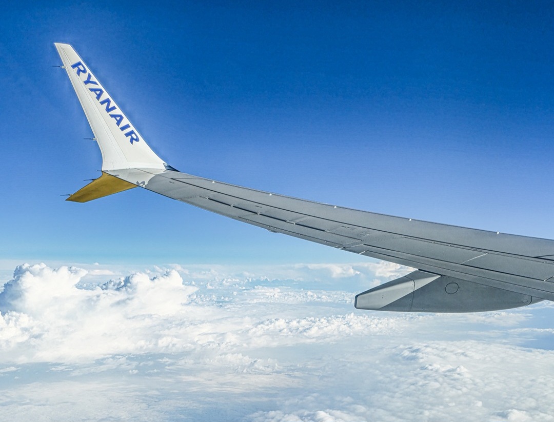 ​Pánico en pleno vuelo: Pasajero es succionado tras romperse la ventanilla de un vuelo