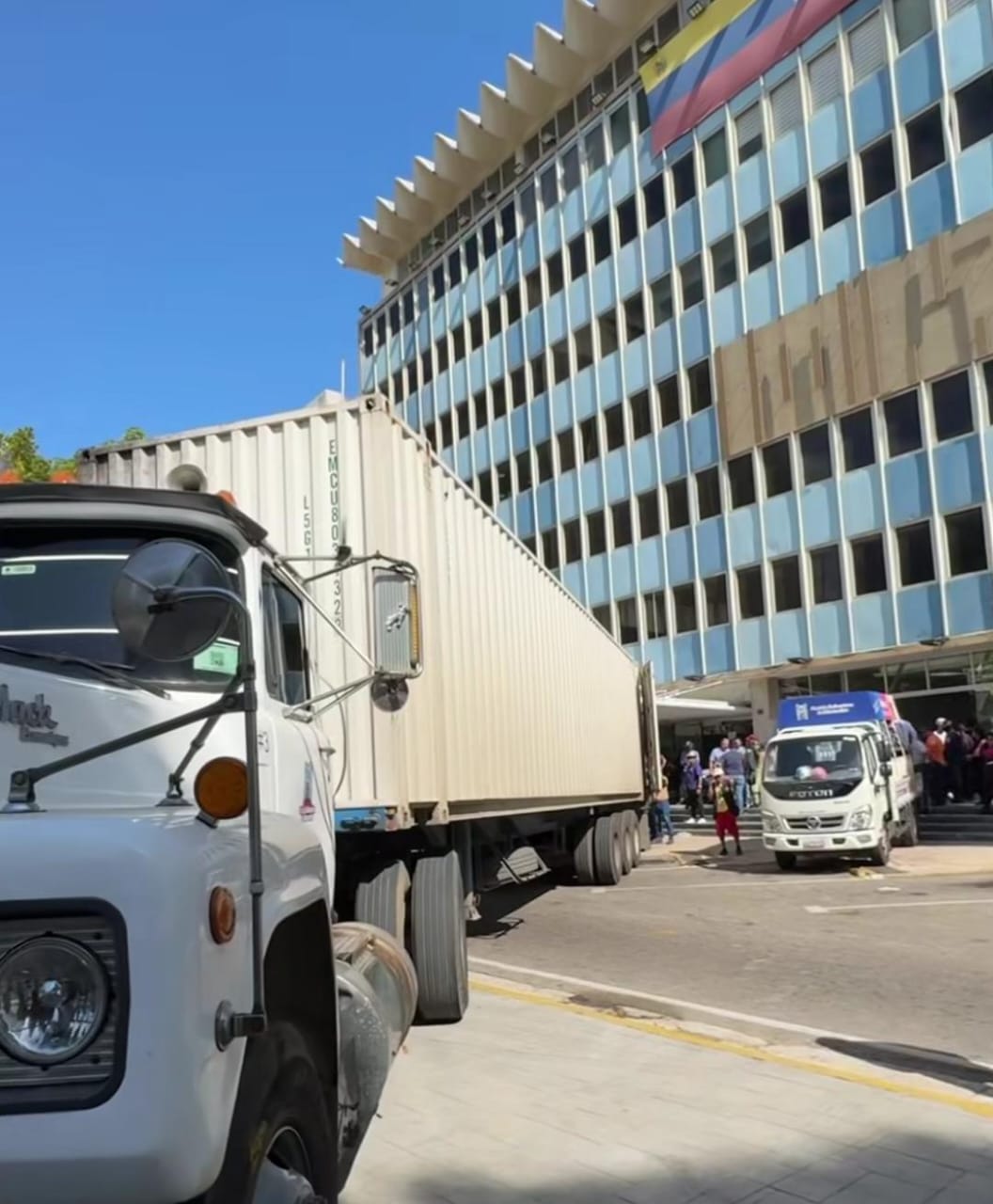 Camioneros marabinos llevan ayuda a damnificados