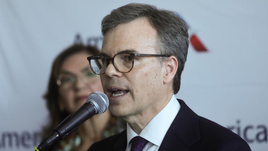 ​John Barrett: Ingresos petroleros impulsarán la recuperación nacional bajo supervisión del Tesoro