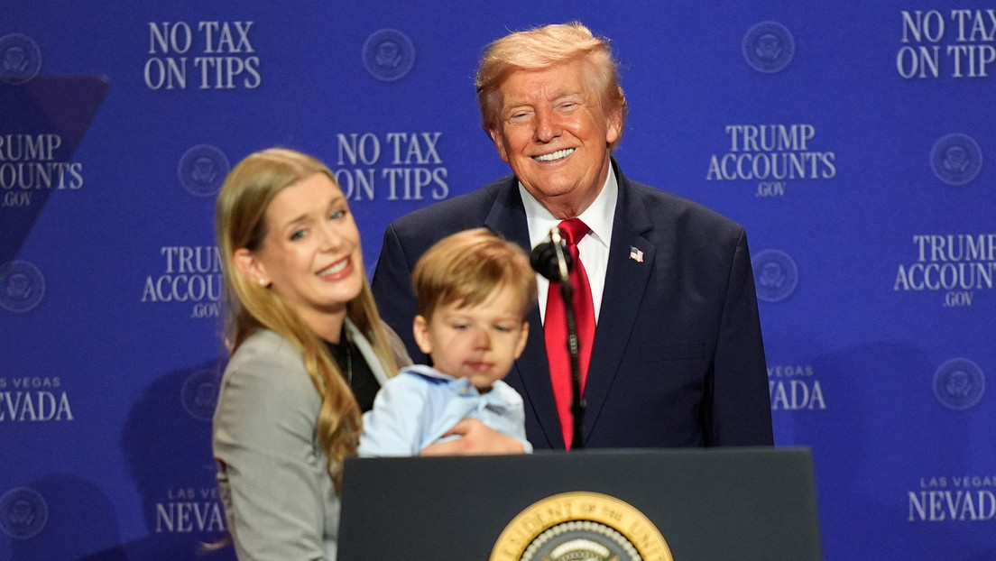 El insólito momento en el escenario donde Trump salva a un niño de caerse y se burla de Biden