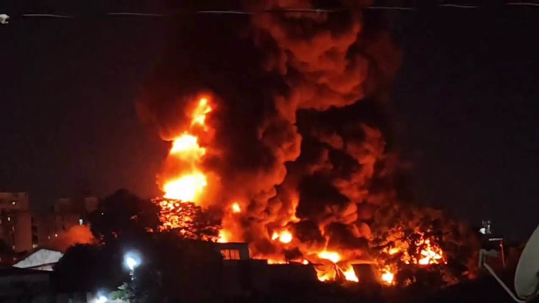 Bomberos de Caracas combatieron incendio de gran magnitud en galpones de El Llanito