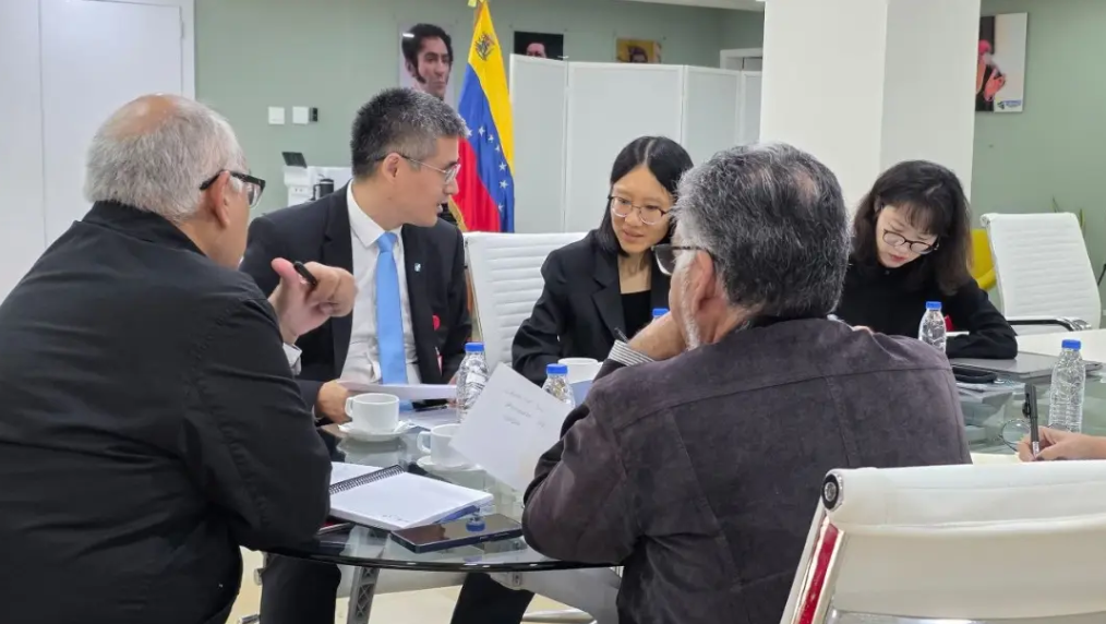 Venezuela y China firman acuerdo hospitalario