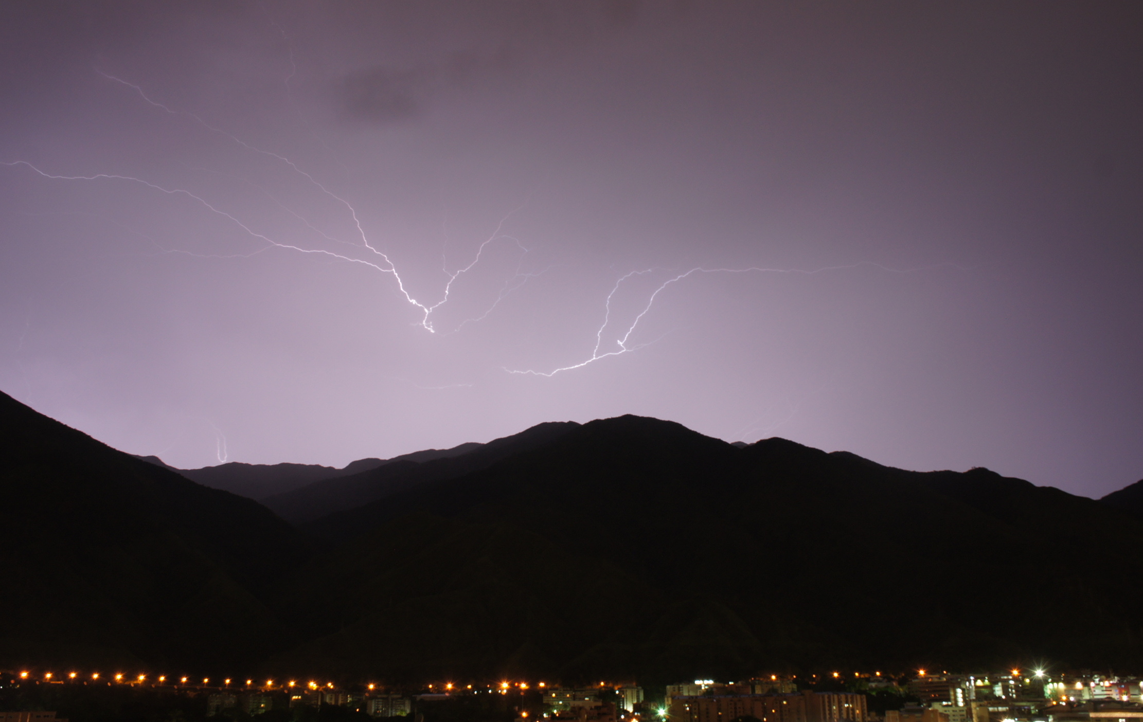 INAMEH alerta: Intensas lluvias y descargas eléctricas sacudirán a Venezuela este domingo