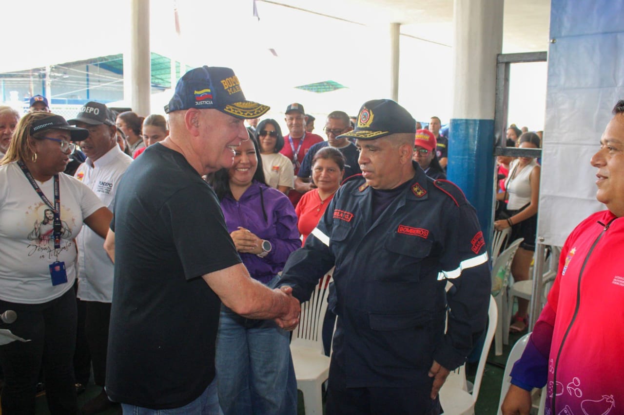 Alcaldía de Maracaibo beneficia a sus bomberos