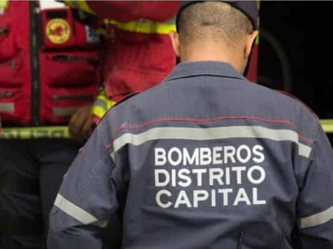 Bomberos de Caracas rescatan a 21 personas en Santa Rosalía