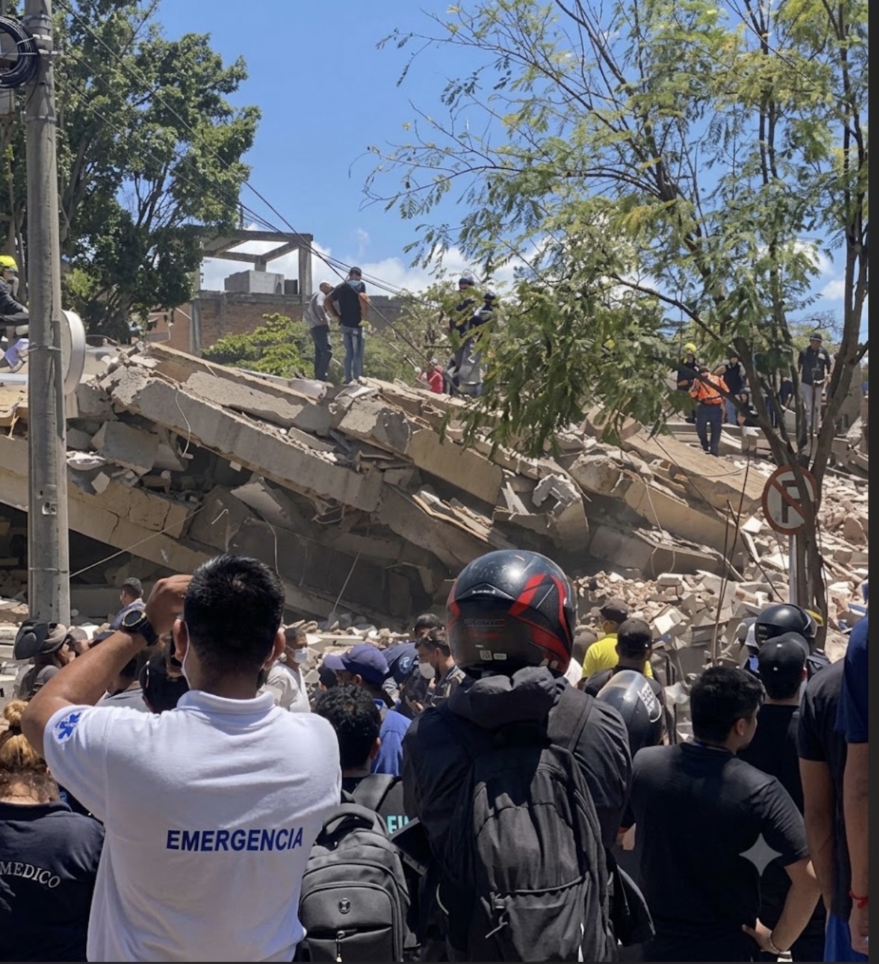 Ciudadanos lideran labores de rescate en Cali tras sismo de magnitud 7.4