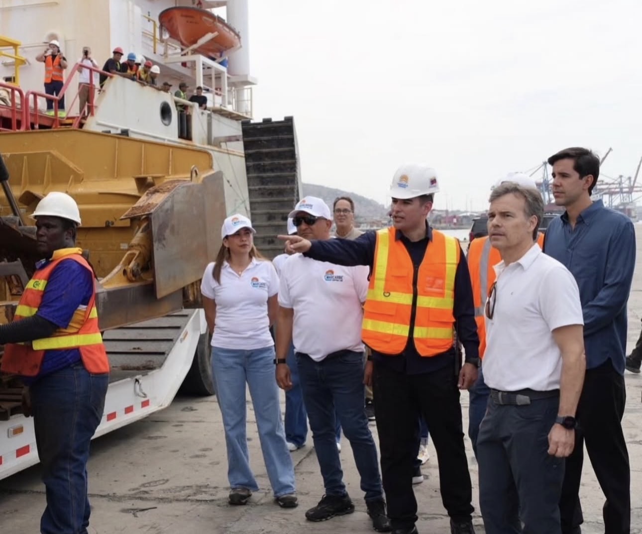 Estados Unidos entrega maquinaria pesada teleoperada para acelerar la recuperación en zonas afectadas por terremotos