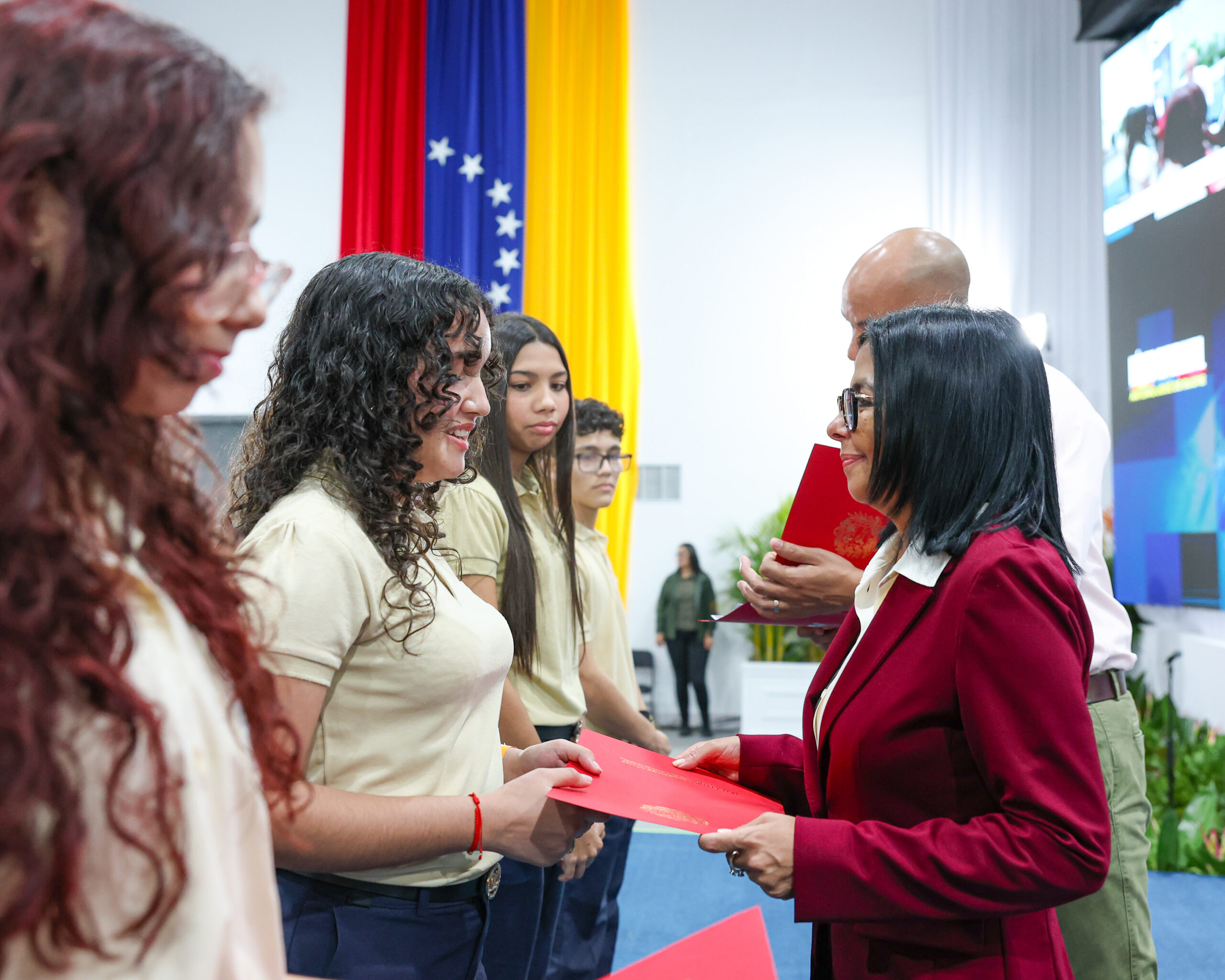 Delcy Rodríguez galardona el alto desempeño de los mejores bachilleres de la patria