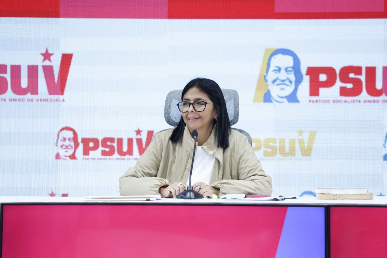 Delcy Rodríguez encabeza reunión del PSUV para acelerar la rehabilitación comunitaria en el país