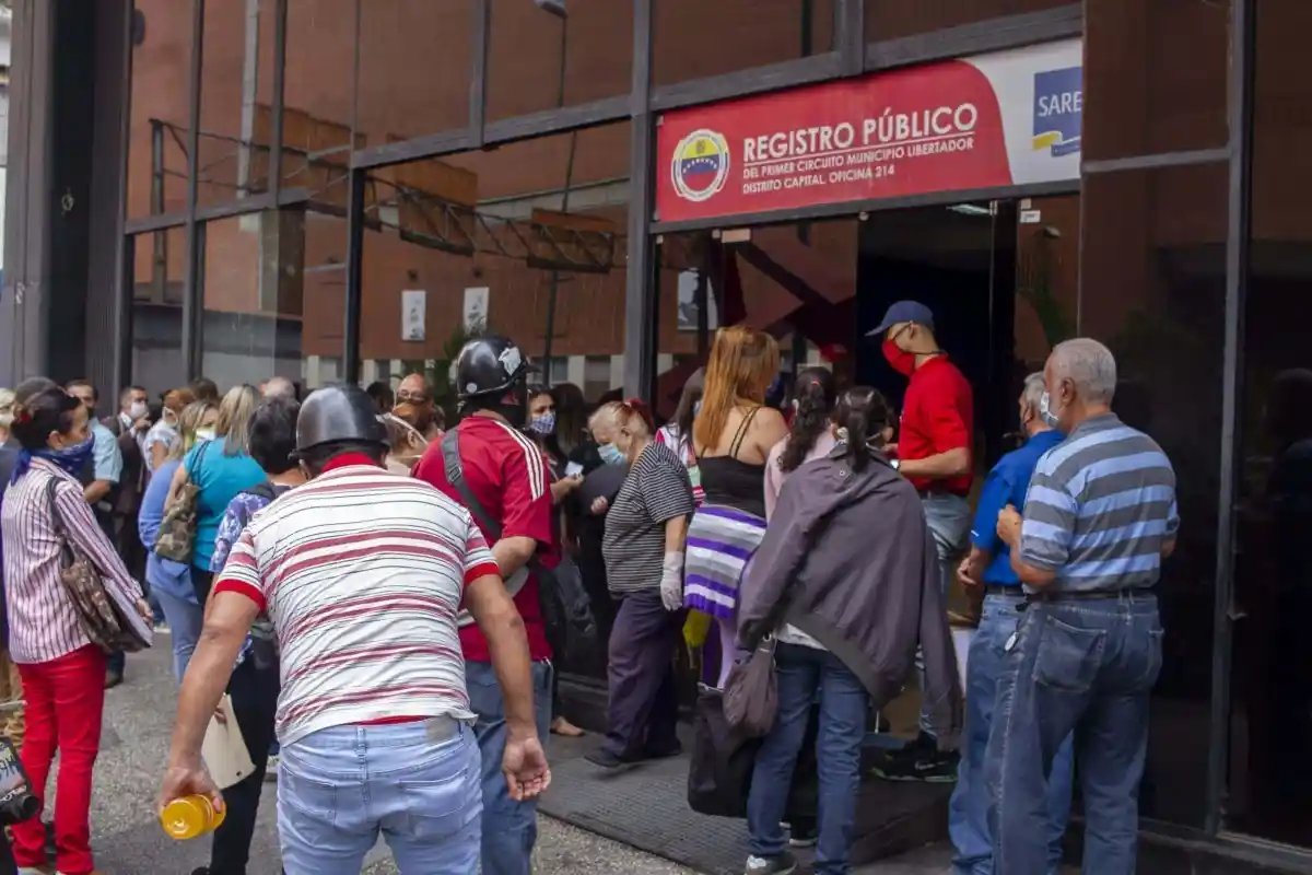 Cae funcionaria que alteraba la identidad de niños por dólares en Caracas