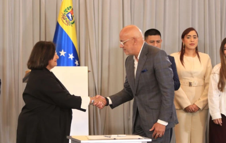 Delcy Rodríguez celebró el inicio del diálogo con la delegación de la AN 2015