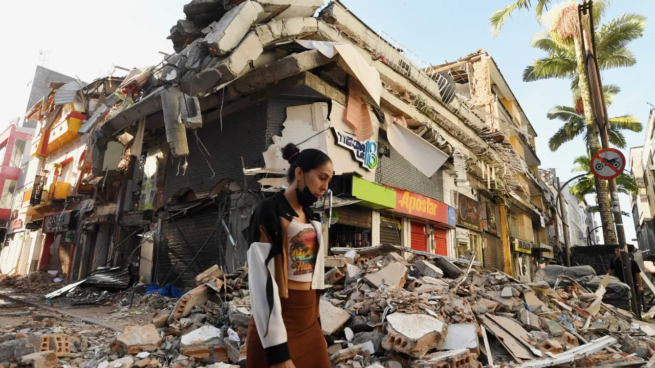 Terremoto en Colombia cobra la vida de 321 personas y destruye más de 30 mil viviendas