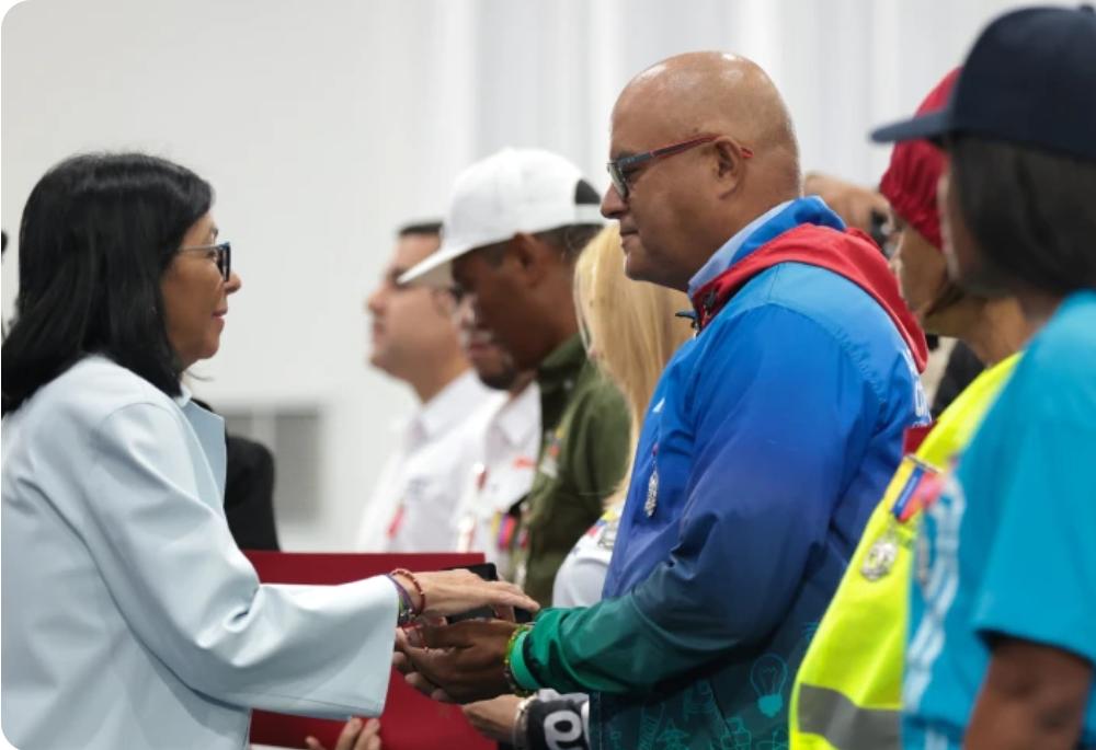 Delcy Rodríguez condecora a 43 servidores públicos tras sismos