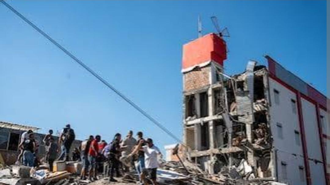Potente terremoto de magnitud 7.4 provocó el colapso de varias estructuras