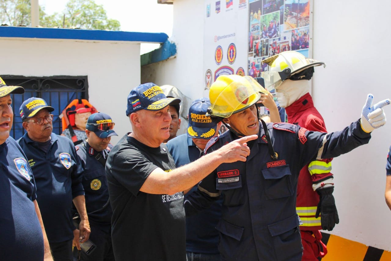 Bomberos de Maracaibo ejecutan simulacro de rescate en pozo