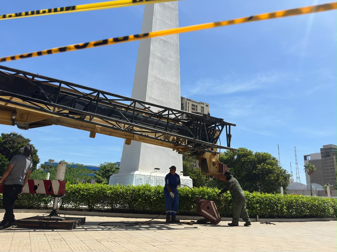 Despliegan maquinaria pesada para la restauración del monumento icono de Maracaibo