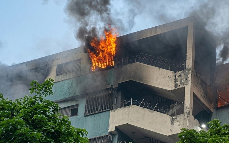 Incendio industrial destruye una estructura comercial y moviliza a los bomberos en Miranda