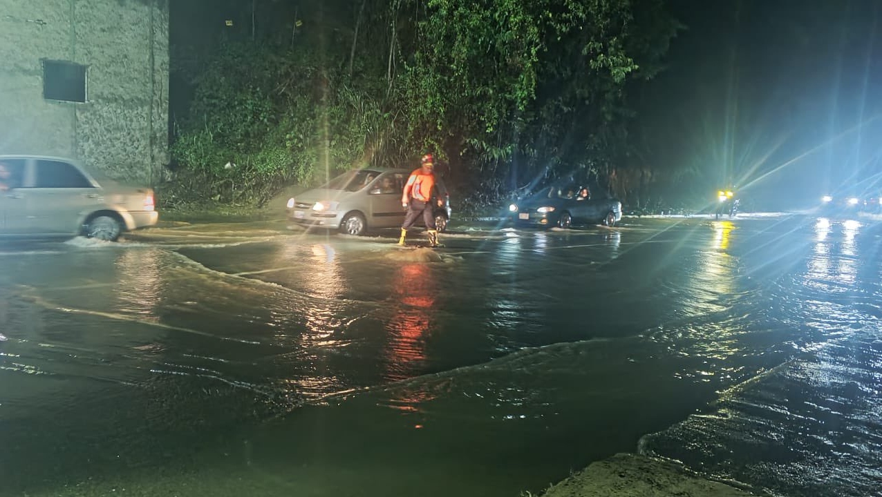 Baruta, Chacao y Caracas movilizan equipos de emergencia por el temporal