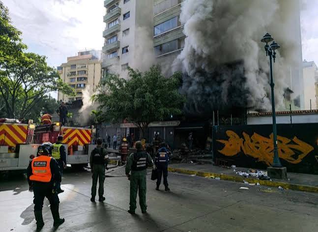 Alarma en Los Símbolos: bomberos sofocan incendio dentro de un local comercial