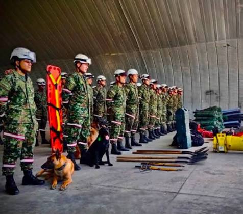 Más de 180 rescatistas militares buscan sobrevivientes tras el terremoto en Colombia